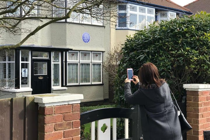 Photos outside John Lennon home.