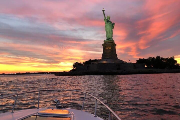 Best Private Luxury Daytime Boat Tour in New York City - 2 Hour