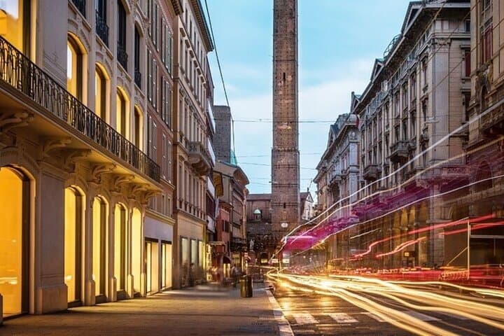 Historic Center Walking Tour in Bologna