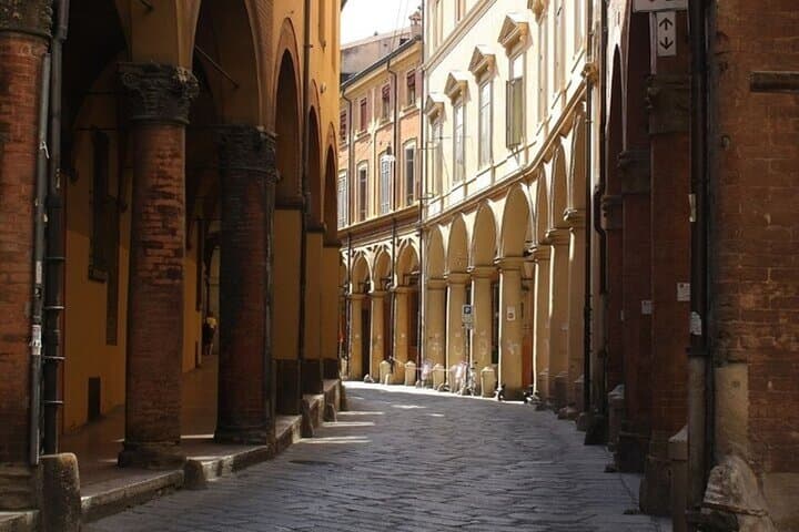 Historic Center Walking Tour in Bologna