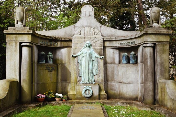 Guided tour of the historic South Cemetery for a private group