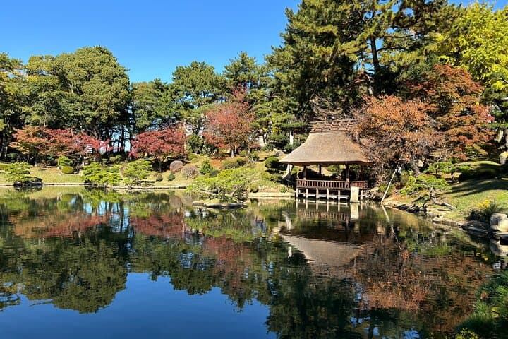 Shukkeien Garden – tranquil pond and teahouse reflections