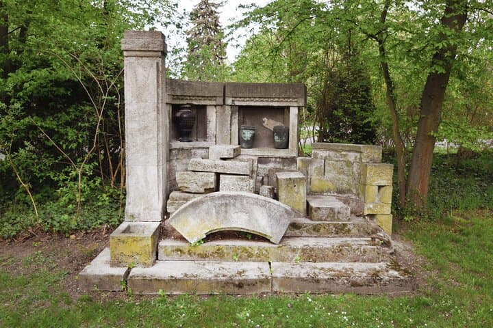 Guided tour of the historic South Cemetery for a private group