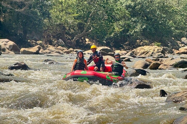 Raft the Rapids: Ultimate Whitewater Experience