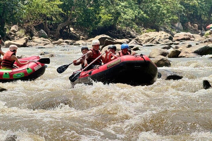 Raft the Rapids: Ultimate Whitewater Experience