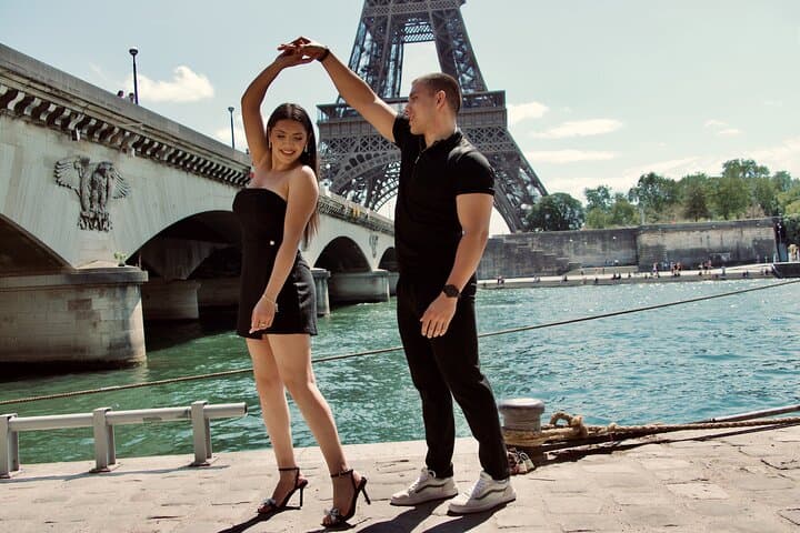 Paris Luxury Private Professional Photoshoot at the Eiffel Tower