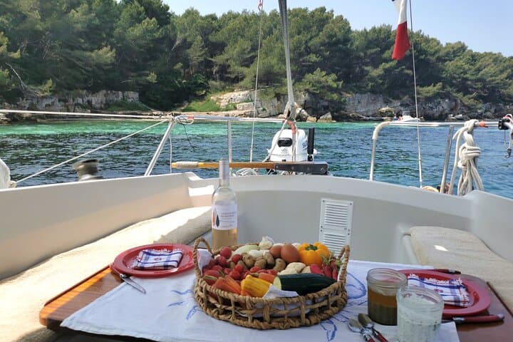 Picnic and rosé in a creek of the island