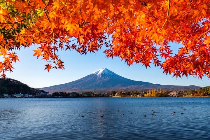 Lake Kawaguchiko with colorful foliage during autumn