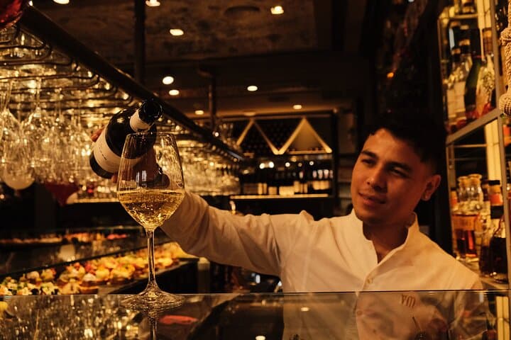 Bilbao Authentic Food Tour with 9 Pintxos and Local Drinks