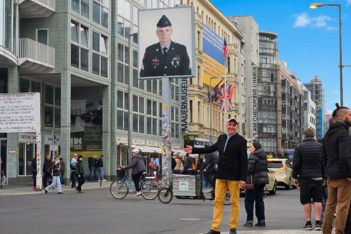 Berlin: Private Highlights Walking Tour with Local Guide and Hotel pickup