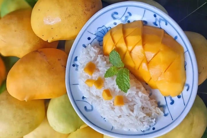 Bangkok: Floating Market & Train Tour with Michelin & Pickup