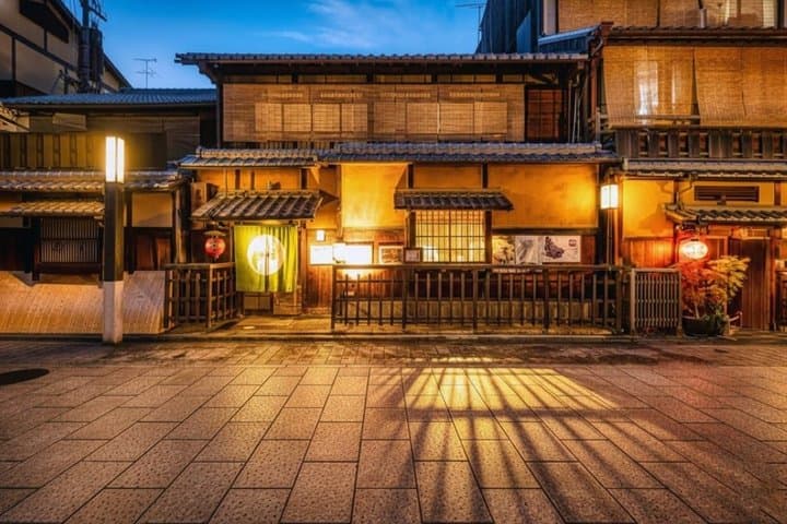 Kyoto: Meet the Geisha with Gion Historic Walking Tour