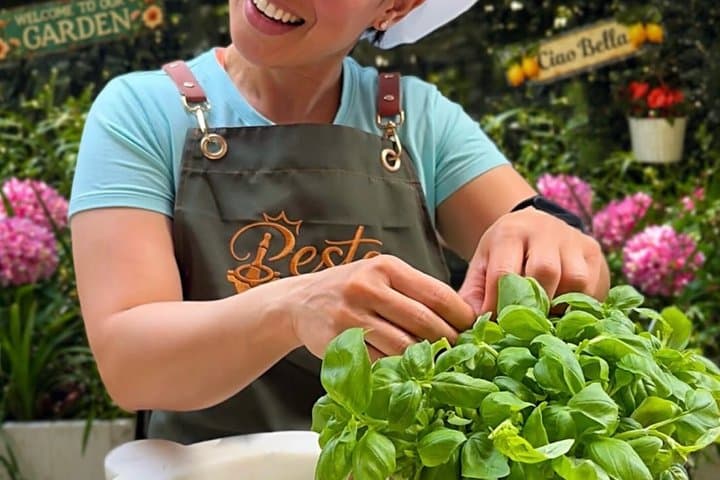 Mortar pesto lesson with World Champion and local Menu